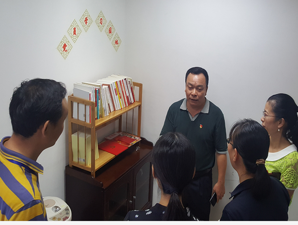 捧读好书，，，，，，，，轻嗅墨香——记第九党支部创建党员进建场地活动